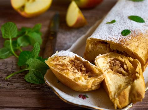 Štrúdl s jablky a tvarohem